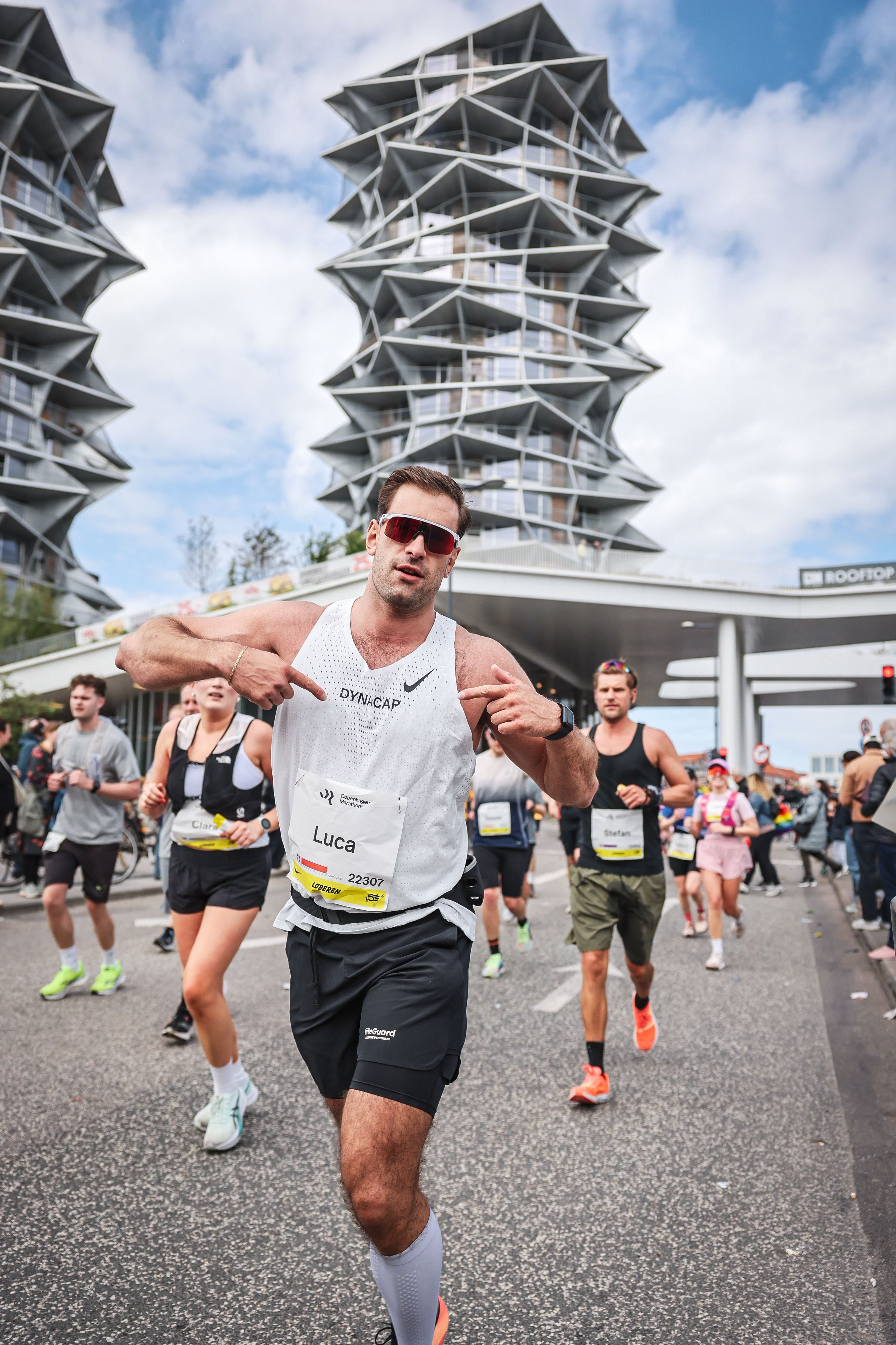 Man pointing at his tshirt whilst running Copenhagen Marathon 2025.